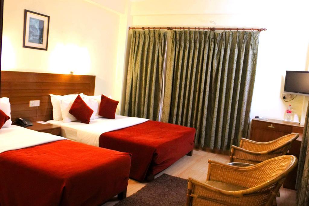 Hotel Tara Pokhara Extérieur photo