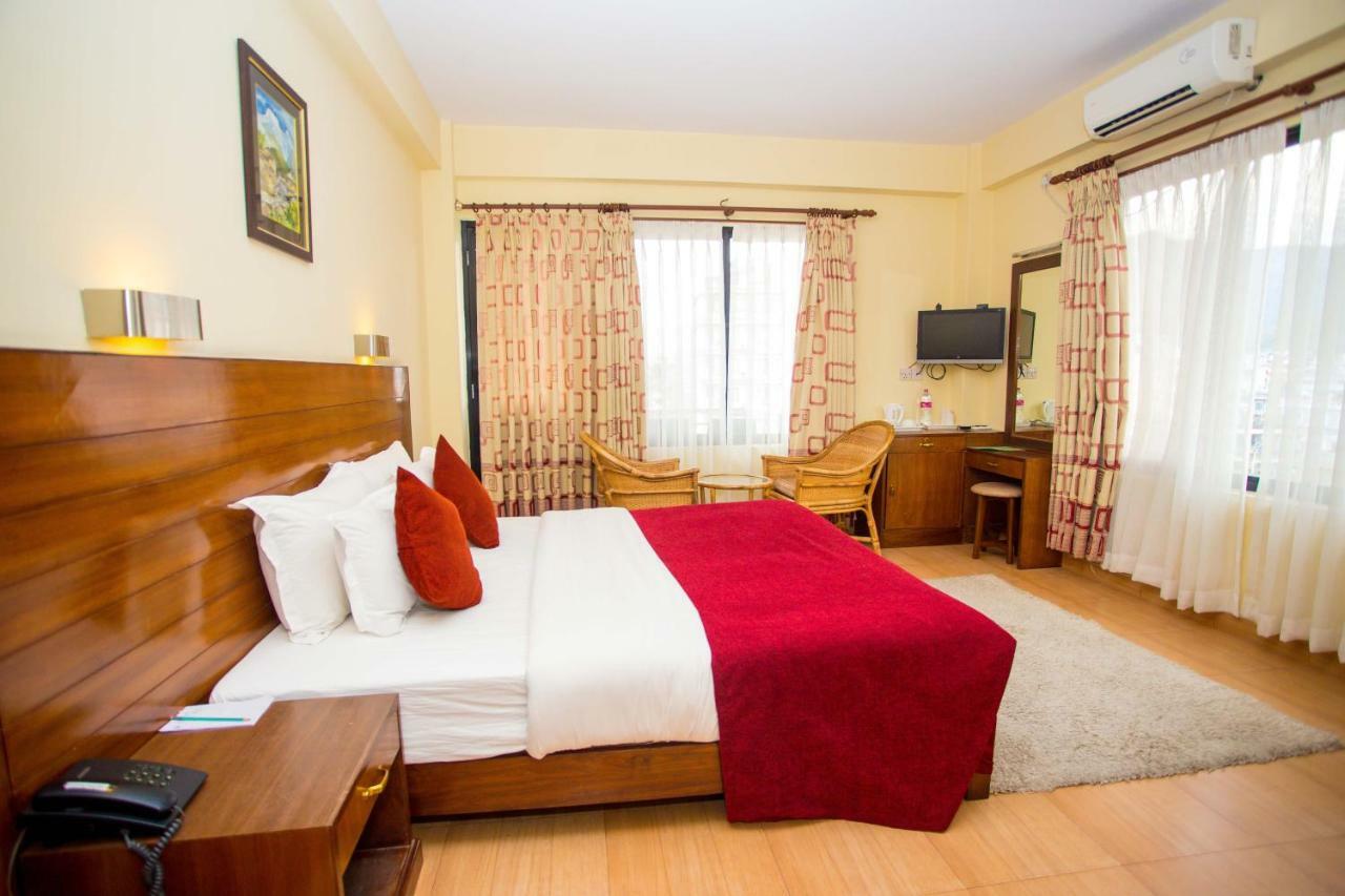 Hotel Tara Pokhara Extérieur photo
